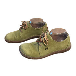 Born Women's green
suede leather shoe size 7.5